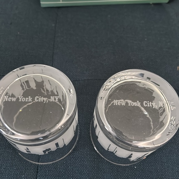 ⭐️NWT⭐️ Set of two whiskey tumblers, etched glass, New York City skyline - Picture 4 of 7